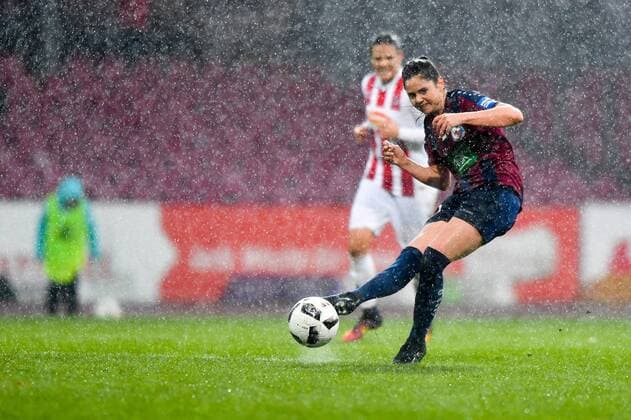 Sarah Zadrazil Potsdam 27 plays a deep pass in midfield heavy rain Soccer Allianz Women Bundesliga 1 FC Köln 1 FFC Turbine Potsdam xmkx