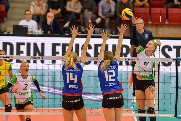 Volleyball Bundesliga Women Alliance MTV Stuttgart vs USC Muenster 19 11 2017 Allianz MTV Stuttgart Volleyball Bundesliga Women Season 2017 18 in blue against USC Muenster in white green Lina Alsmeier against Deborah van Daelen 12 and Jenna Potts 14 PHOTO TOM BLOCH xtbx