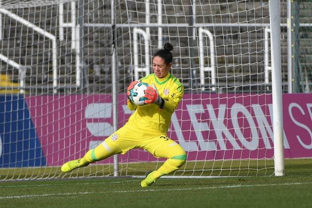 Manuela Zinsberger Goalkeeper Torfrau FC Bayern Munich FCB 31 catches the ball Cut Out Single Action Action Football Allianz Women Bundesliga FC Bayern Munich SV Werder Bremen xslx