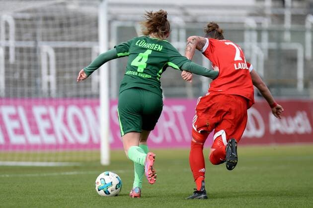 v left Nina Lühring Luersen SV Werder Bremen 4 Simone Laudehr FC Bayern Munich FCB 21 in duel Duel tackle Dynamics Action Action Football Allianz Women Bundesliga FC Bayern Munich SV Werder Bremen xslx
