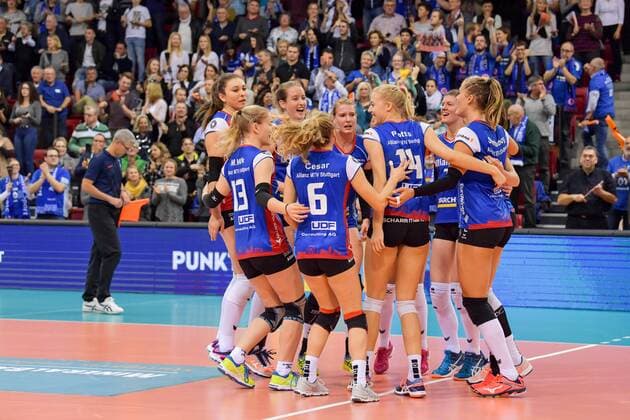 Volleyball Bundesliga Women Allianz MTV Stuttgart vs USC Muenster 19 11 2017 Allianz MTV Stuttgart Volleyball Bundesliga Women Season 2017 18 in blue against USC Muenster in white green The Stuttgart team cheers faces from the left Michaela Mlejnkova Deborah van Daelen Julia Schafer Jenna Potts 14 Renata Sandor PHOTO TOM BLOCH xtbx