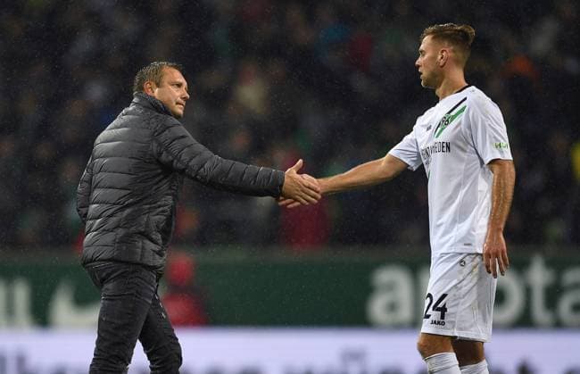 FOOTBALL 1 BUNDESLIGA SEASON 2017 2018 SV Werder Bremen Hannover 96 19 11 2017 Coach Andre Breitenreiter li and Niklas Füllkrug re both Hannover 96 Bremen