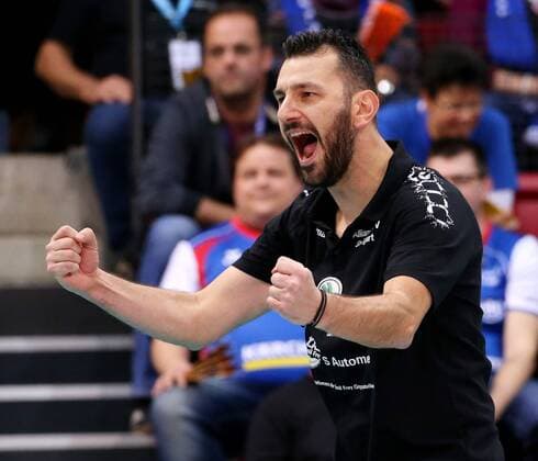 BAU 19 11 2017 Stuttgart Volleyball Alliance MTV Stuttgart vs USC Münster Coach Giannis Athanasopoulos Stuttgart is happy and clenched his fists