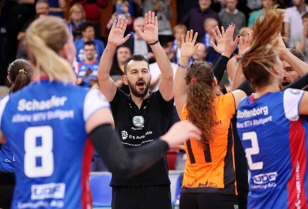 BAU 19 11 2017 Stuttgart Volleyball Alliance MTV Stuttgart vs USC Münster Coach Giannis Athanasopoulos Stuttgart Mitte is happy about the victory with the team