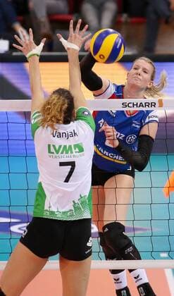 BAU 19 11 2017 Stuttgart Volleyball Alliance MTV Stuttgart vs USC Münster v l Ivana Vanjak Münster Julia Schäfer Stuttgart