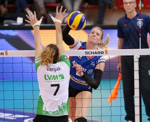 BAU 19 11 2017 Stuttgart Volleyball Alliance MTV Stuttgart vs USC Münster v l Ivana Vanjak Münster Julia Schäfer Stuttgart