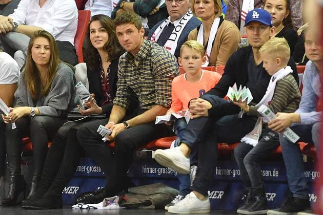 Thomas MUELLER (MÜLLER,Bayern Muenchen) mit Ehefrau Lisa,Arjen ROBBEN (Bayern Muenchen) mit seinen Soehnen. Basketball 1.Bundesliga FC Bayern Muenchen-Brose Bamberg 77-68. am 19.11..2017,A U D I D O M E. *** Thomas MUELLER MÜLLER Bayern Muenchen with wife Lisa Arjen ROBBEN Bayern Muenchen with his sons Basketball 1 Bundesliga Bayern Muenchen Brose Bamberg 77 68 am 19 11 2017 A U D I D O M E