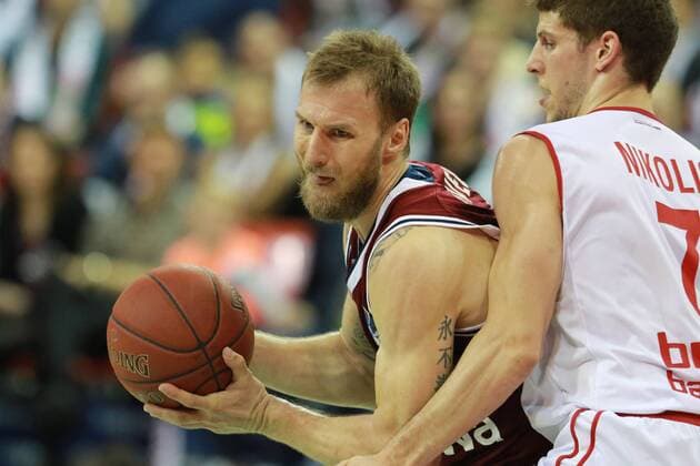 Anton Gavel with ball Bayern against Aleksej Nikolic Bamberg basketball BBL Bayern Basketball Brose Baskets Bamberg 19 11 2017