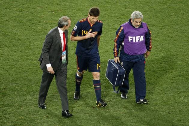 Johannesburg 11 07 2010 Netherlands Spain injury to xabi alonso after the stairs of nigel de jong Netherlands Spain football World Cup 2010; final; Orange; Worldcup; World Championship