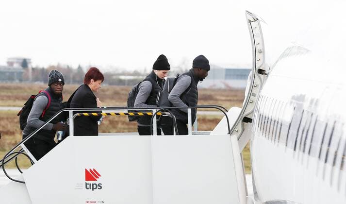 RB Leipzig Airport Soccer Champions League Leipzig 20 11 2017 Leipzig Halle Soccer UEFA Champions League Group G 4 Round of the AS Monaco vs. RB Leipzig RB Leipzig Team Departure to Monaco Pictured v l Dayot Upamecano Kit Manager Claudia Laux Marcel Sabitzer and Jean Kevin Augustin