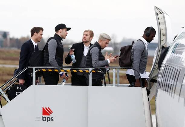 RB Leipzig Airport Soccer Champions League Leipzig 20 11 2017 Halle Leipzig Soccer UEFA Champions League Group G 4 Gameday AS Monaco vs RB Leipzig RB Leipzig Team departure to Monaco Pictured vl Danny Röhl Co Manager Videoanalyst Goalkeeper Peter Gulacsi Konrad Laimer Kevin Kampl and Goalkeeper Yvon Mvogo