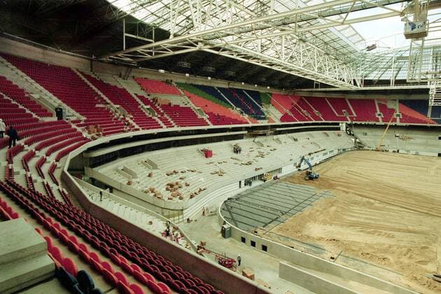 season 2010 2011 amsterdam 24 04 1996 johan cruyff is visiting amsterdam during the construction of the arena historical picture construction amsterdam arena