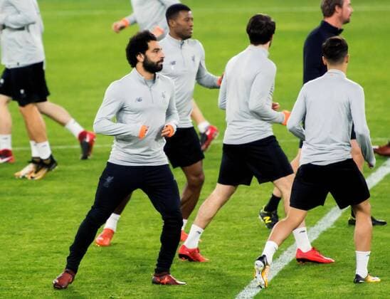Liverpool s Mohamed Salah (L) participates in a training session before tomorrow s Champions League group E fifth round match between Liverpool and Sevilla at the Sanchez Pizjuan stadium in Seville, Andalusia, Spain, 20 November 2017. Liverpool s training session in Seville !ACHTUNG: NUR REDAKTIONELLE NUTZUNG!  Copyright: xRaúlxCaroxCadenasx SEV003 20171120-636468091886008434