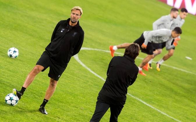 Liverpool s coach Jurgen Klopp participates in a training session before tomorrow s Champions League group E fifth round match between Liverpool and Sevilla at the Sanchez Pizjuan stadium in Seville, Andalusia, Spain, 20 November 2017. Liverpool s training session in Seville !ACHTUNG: NUR REDAKTIONELLE NUTZUNG!  Copyright: xRaúlxCaroxCadenasx SEV004 20171120-636468091902076434