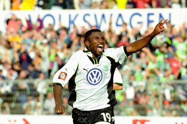 From 1 BL season 1999 2000 VfL Wolfsburg White against Bayer 04 Leverkusen 3 1 on 02 10 1999 In the photo WOB player Jonathan Akpoborie 19 is pleased about his 1 0