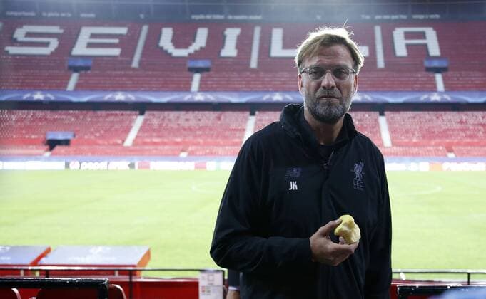 Entrenamiento del Liverpool en el Pizjuan antes del partido de Liga de Campeones ante el Sevilla. En la imagen, Klopp.Liverpool training session at Pizjuan stadium before the Champions League match against Sevilla. In this picture, Klopp. 
