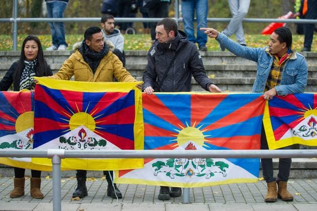 Eklat and 30 minutes break after spectators showed Tibet flags protested the Chinese team protest football regional league southwest friendly match TSV Schott Mainz Schott China U20 CHN on 18 11 2017 in Mainz Germany Â