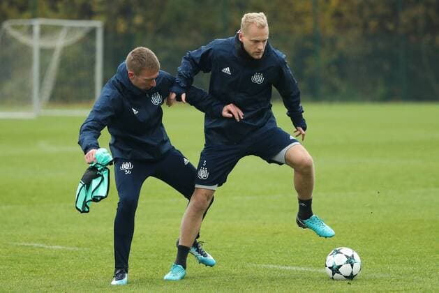 Anderlecht s Robert Beric and Anderlecht s Olivier Deschacht fight for the ball during a training of Belgian soccer team RSC Anderlecht, Tuesday 21 November 2017 in Brussels. Tomorrow Anderlecht is playing a game in the group stage (Group B) of the UEFA Champions League competition against German Bayern Munich. VIRGINIExLEFOUR  x05205938x