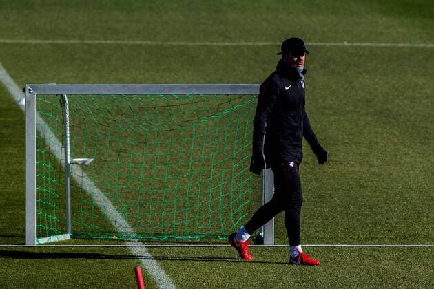 Atletico Madrid s head coach Diego Pablo Simeone oversees his players during a training session at the Wanda facilities in Madrid, Spain, 21 November 2017. Atletico Madrid will face AS Roma in a UEFA Champions League groups stage soccer match on 22 November. Atletico Madrid training !ACHTUNG: NUR REDAKTIONELLE NUTZUNG!  Copyright: xRodrigoxJimenezx GRAF2986 20171121-636468664252873337
