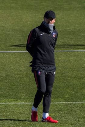 Atletico Madrid s head coach Diego Pablo Simeone oversees his players during a training session at the Wanda facilities in Madrid, Spain, 21 November 2017. Atletico Madrid will face AS Roma in a UEFA Champions League groups stage soccer match on 22 November. Atletico Madrid training !ACHTUNG: NUR REDAKTIONELLE NUTZUNG!  Copyright: xRodrigoxJimenezx GRAF3003 20171121-636468664258489337