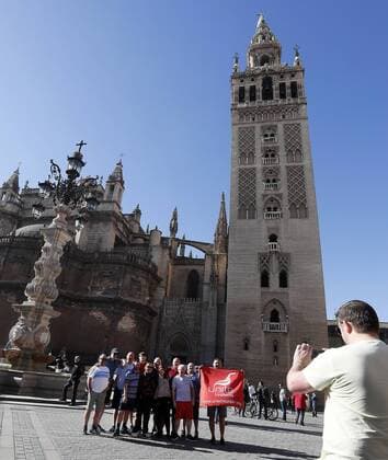 Bilder des Tages - SPORT Fans of the Reds pose for a picture on a sunny day in Seville, Spain, 21 November 2017, hours before the Champions League match that will face Sevilla FC and Liverpool FC. Fans of the Reds prepare for the Champions League against Sevilla FC !ACHTUNG: NUR REDAKTIONELLE NUTZUNG!  Copyright: xJosexManuelxVidalx GR2011 20171121-636468711895023337