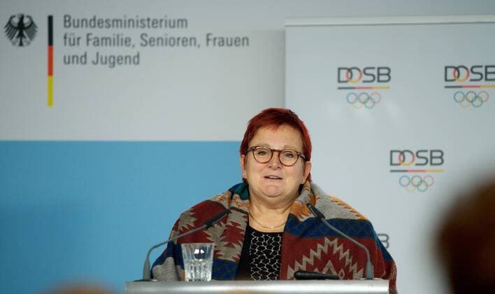 DOSB Berlin 20 11 2017 German Olympic Sports Confederation Award Ceremony STRONG NETS AGAINST VIOLENCE Federal Ministry Family Senior Citizens Women and Youth Glinkastrasse Elke FERNER Parliamentary State Secretary Federal Ministry Family Senior Women and Youth