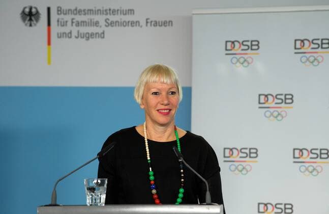 DOSB Berlin 20 11 2017 German Olympic Sports Federation Award ceremony STRONG NETS AGAINST VIOLENCE Federal Ministry Family Senior Citizens Women and Youth Glinkastrasse Laudatio 1 place Gabriele WENNER Head of Unit City of Frankfurt