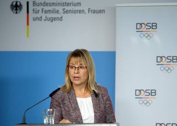 DOSB Berlin 20 11 2017 German Olympic Sports Confederation Award Ceremony STRONG NETS AGAINST VIOLENCE Federal Ministry Family Senior Citizens Women and Youth Glinkastrasse Laudatio 2 Place Petra TSCHOPPE DOSB Vice President Women and Equality