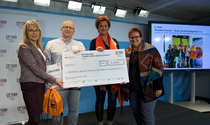 DOSB Berlin 20 11 2017 Deutscher Olympischer Sportbund Award Ceremony STRONG NETS AGAINST VIOLENCE Federal Ministry Family Senior Citizens Women and Youth Glinkastrasse 2 Place left Petra TSCHOPPE DOSB Vice President Women and Gender Equality Shotokan Karate Club Zanshin Siegerland e V right Elke FERNER Parliamentary State Secretary Federal Ministry Family Senior Women and Youth