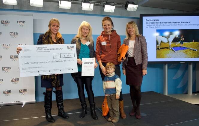 DOSB Berlin 20 11 2017 Deutscher Olympischer Sportbund Award Ceremony STRONG NETS AGAINST VIOLENCE Federal Ministry Family Senior Citizens Women and Youth Glinkastrasse Sponsorship Prize Ponny Führer Schein VERDEN left Dr Christine KURMEYER Central Women and Equal Opportunities Officer of the CharitŽ right Petra TSCHOPPE DOSB Vice President Women and Equality