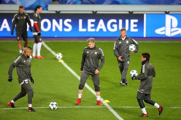 Arturo Vidal FC Bayern Muenchen 23 Robert Lewandowski FC Bayern Munich 9 Juan Bernat FC Bayern Munich 14 Training RSC Anderlecht vs FC Bayern Munich Champions League Soccer 21 11 2017 Anderlecht Copyright: xLanger Eibner-Pressefotox EP_HLR