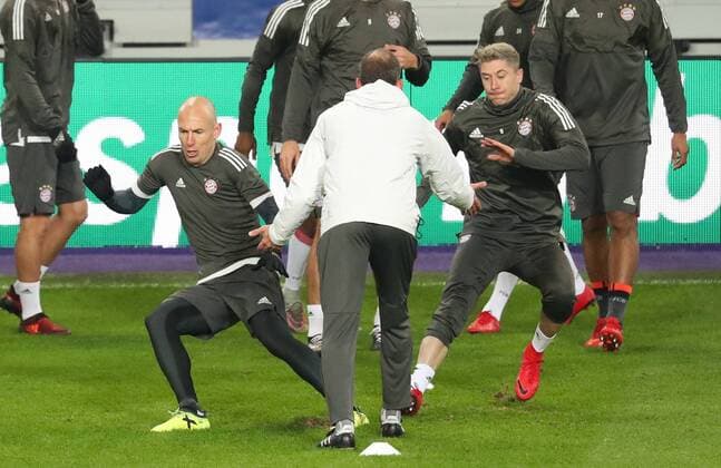 Bayern s Arjen Robben and Bayern s Robert Lewandowski pictured during a training of German soccer team Bayern Munich, Tuesday 21 November 2017 in Brussels. Tomorrow Anderlecht is playing a game in the group stage (Group B) of the UEFA Champions League competition against Belgian RSC Anderlecht. VIRGINIExLEFOUR  x05206173x