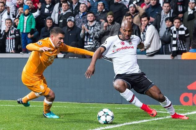 (L-R) Maxi Pereira of FC Porto, Ryan Babel of Besiktas JK during the UEFA Champions League group G match between Besiktas JK and FC Porto on November 21, 2017 at the Vodafone Arena in Istanbul, Turkey UEFA Champions League 2017 2018 xVIxVIxImagesx xGerritxvanxKeulenxIVx 9361054