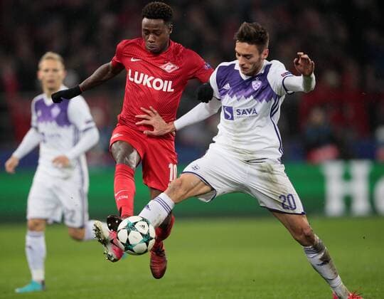 FuÃŸball, CL, Spartak Moskau - NK Maribor MOSCOW, RUSSIA - NOVEMBER 21, 2017: Spartak Moscow s Quincy Promes (C) and Maribor s Gregor Bajde (R) in the 2017 UEFA Champions League Group E football match between Spartak Moscow and Maribor at Otkrytiye Arena (Spartak Stadium). Sergei Bobylev TASS  TS06A01B