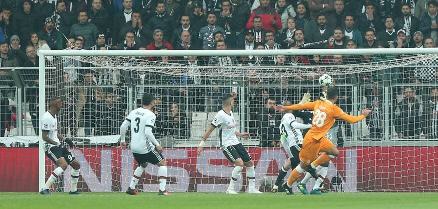 Fußball, CL, Besiktas Istanbul - FC Porto Goalkeeper Fabricio of Besiktas and Felipe of Porto during the UEFA Champions League Group G match between Besiktas and Porto at Vodafone Park in Istanbul , Turkey on November 21, 2017. 