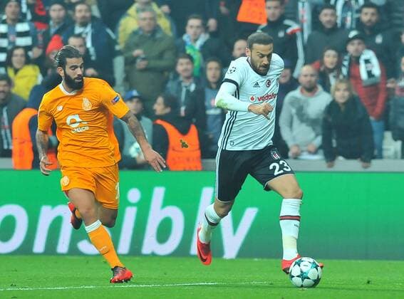 Fußball, CL, Besiktas Istanbul - FC Porto November 21, 2017 - Istanbul, Turkey - Besiktas Cenk Tosun and Porto™s Sergio Oliveira during Besiktas - Porto UEFA Champions League match in Vodafone Arena, Istanbul, Turkey, November 21, 2017. (  Copyright: AzizxUzun 15858482