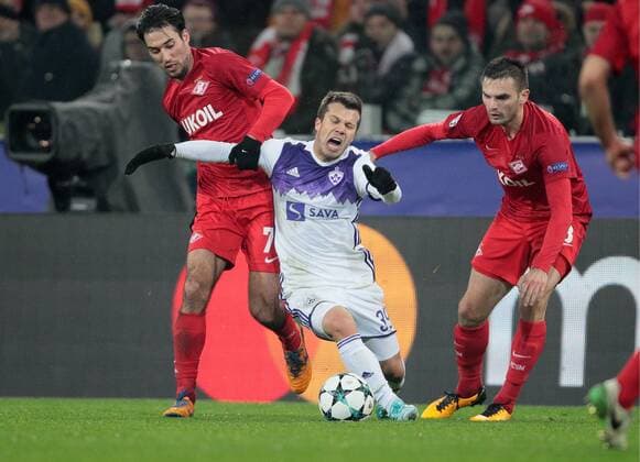 Bilder des Tages - SPORT MOSCOW, RUSSIA - NOVEMBER 21, 2017: Maribor s Damjan Bohar (C front) and Spartak Moscow s Ivelin Popov (L back), and Marko Petkovic (R) in the 2017 UEFA Champions League Group E football match between Spartak Moscow and Maribor at Otkrytiye Arena (Spartak Stadium). Sergei Bobylev TASS  TS06A058