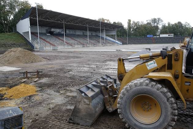 Fußball, Stadiongeschichte Westfalia Herne 26.10.2017 Herne Der Fussballclub Westfalia Herne wartet noch immer auf seinen neuen Kunstrasen . Das Spielfeld ist komplett abgetragen und Spiele sind nicht moeglich