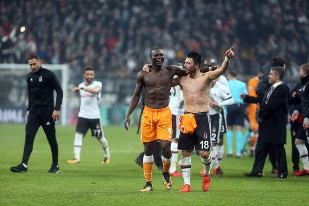 Fußball, CL, Besiktas Istanbul - FC Porto Porto™s Vincent Aboubakar celebrate the victory of his previous team Besiktas with Besiktas supporters during Besiktas - Porto UEFA Champions Leaguematch in Vodafone Arena, Istanbul, Turkey, November 21, 2017.  Copyright: TolgaxAdanali STA_0942