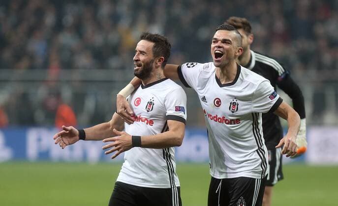 Fußball, CL, Besiktas Istanbul - FC Porto Besiktas Pepe and other players celebrate the victory during Besiktas - Porto UEFA Champions Leaguematch in Vodafone Arena, Istanbul, Turkey, November 21, 2017.  Copyright: TolgaxAdanali STA_0995