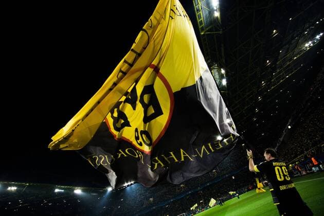 GER UEFA CL Borussia Dortmund GER vs Tottenham Hotspur ENG 21 11 2017 Signal Iduna Park Dortmund GER UEFA CL Borussia Dortmund GER vs Tottenham Hotspur ENG pictured picture shows Flag bearer of BVB nordphotox xRauch nph00251