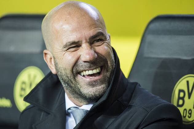 Fußball: Champions League, Saison 2017 2018, 5. Spieltag, Borussia Dortmund - Tottenham Hotspurs am 21.11.2017 im Signal Iduna Park in Dortmund (Nordrhein Westfalen). Dortmunds Trainer Peter Bosz sitzt lachend auf der Auswechselbank. Copyright: xKirchner DavidxInderliedx