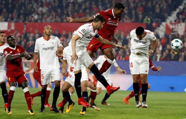 Sevilla FC s defender Sergio Escudero (3R) and striker Manuel Agudo Nolito (R) vie for the ball with Liverpool s Dutch player Georginio Wijnaldum (2R) during the UEFA Champions League 5th round groups phase match bewteen Sevilla FC and Liverpool at the Sanchez Pizjuan stadium in Seville, Andalusia, Spain, 21 November 2017. Sevilla vs. Liverpool !ACHTUNG: NUR REDAKTIONELLE NUTZUNG!  Copyright: xJULIOxMUNOZx SEV001 20171121-636468955836470127