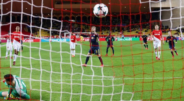 AS Monaco RB Leipzig Soccer Champions League Monaco 21 11 2017 Stade Louis II Football Champions League group G 5 Matchday AS Monaco vs. RB Leipzig Goal for Leipzig m Bild Timo Werner m RB Leipzig converted a penalty to 0 3 against Fabinho 2 Monaco1