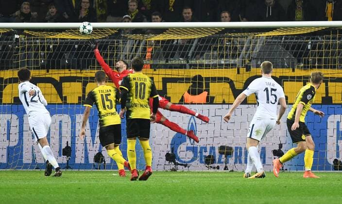 21 11 2017 Soccer Champions League Season 2017 2018 Preliminary Round 5 Gameday Borussia Dortmund Tottenham Hotspur Keeper Roman Buerki Roman Bürki Borussia Dortmund parried a header by Eric Dier Tottenham Hotspur 2 v re Team2