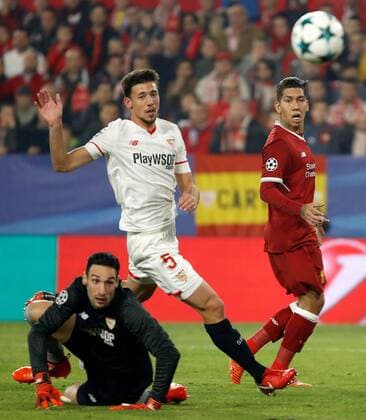 Liverpool s Brazilian striker Roberto Firmino (R), author of two goals, in action against Sevilla FC s goalkeeper Clement Lenglet during the UEFA Champions League 5th round groups phase match bewteen Sevilla FC and Liverpool at the Sanchez Pizjuan stadium in Seville, Andalusia, Spain, 21 November 2017. Sevilla vs. Liverpool !ACHTUNG: NUR REDAKTIONELLE NUTZUNG!  Copyright: xJulioxMunozx SEV011 20171121-636468969829110127