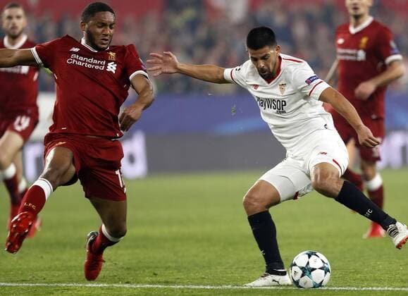 Sevilla FC s striker Manuel Agudo Nolito (R) vies for the ball with Liverpool s defender Joe Gomez during the UEFA Champions League 5th round groups phase match bewteen Sevilla FC and Liverpool at the Sanchez Pizjuan stadium in Seville, Andalusia, Spain, 21 November 2017. Sevilla vs. Liverpool !ACHTUNG: NUR REDAKTIONELLE NUTZUNG!  Copyright: xJosexManuelxVidalx SEV012 20171121-636468970501314127