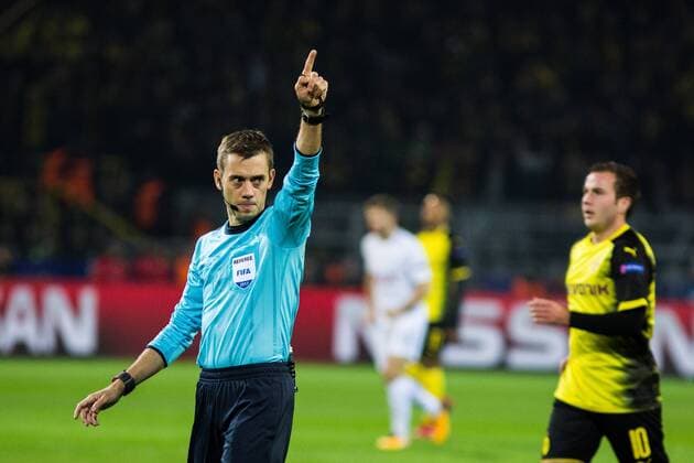 GER UEFA CL Borussia Dortmund GER vs Tottenham Hotspur ENG 21 11 2017 Signal Iduna Park Dortmund GER UEFA CL Borussia Dortmund GER vs Tottenham Hotspur ENG pictured picture shows Referee Clement Turpin gives free kick nordphotox xRauch nph00251