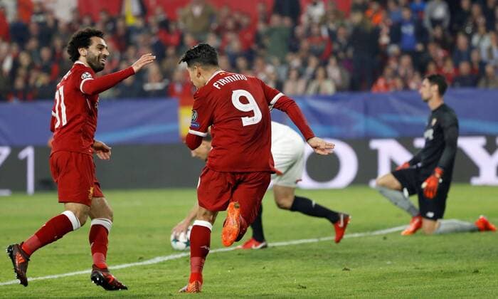 Liverpool s Brazilian striker Roberto Firmino (2L) jubilates his second goal, third of the team, with teammate Mohamed Salah during the UEFA Champions League 5th round groups phase match bewteen Sevilla FC and Liverpool at the Sanchez Pizjuan stadium in Seville, Andalusia, Spain, 21 November 2017. Sevilla vs. Liverpool !ACHTUNG: NUR REDAKTIONELLE NUTZUNG!  Copyright: xJulioxMunozx SEV018 20171121-636468973989006127