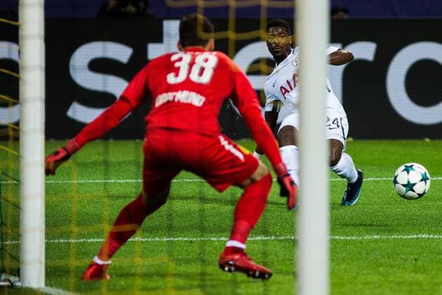 GER UEFA CL Borussia Dortmund GER vs Tottenham Hotspur ENG 21 11 2017 Signal Iduna Park Dortmund GER UEFA CL Borussia Dortmund GER vs Tottenham Hotspur ENG pictured picture shows Cross by Serge Aurier Tottenham 24 nordphotox xRauch nph00251